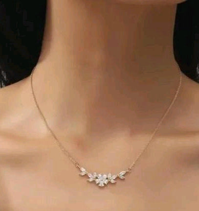 *Shimmering Graceful Women Necklaces &amp; Chains*