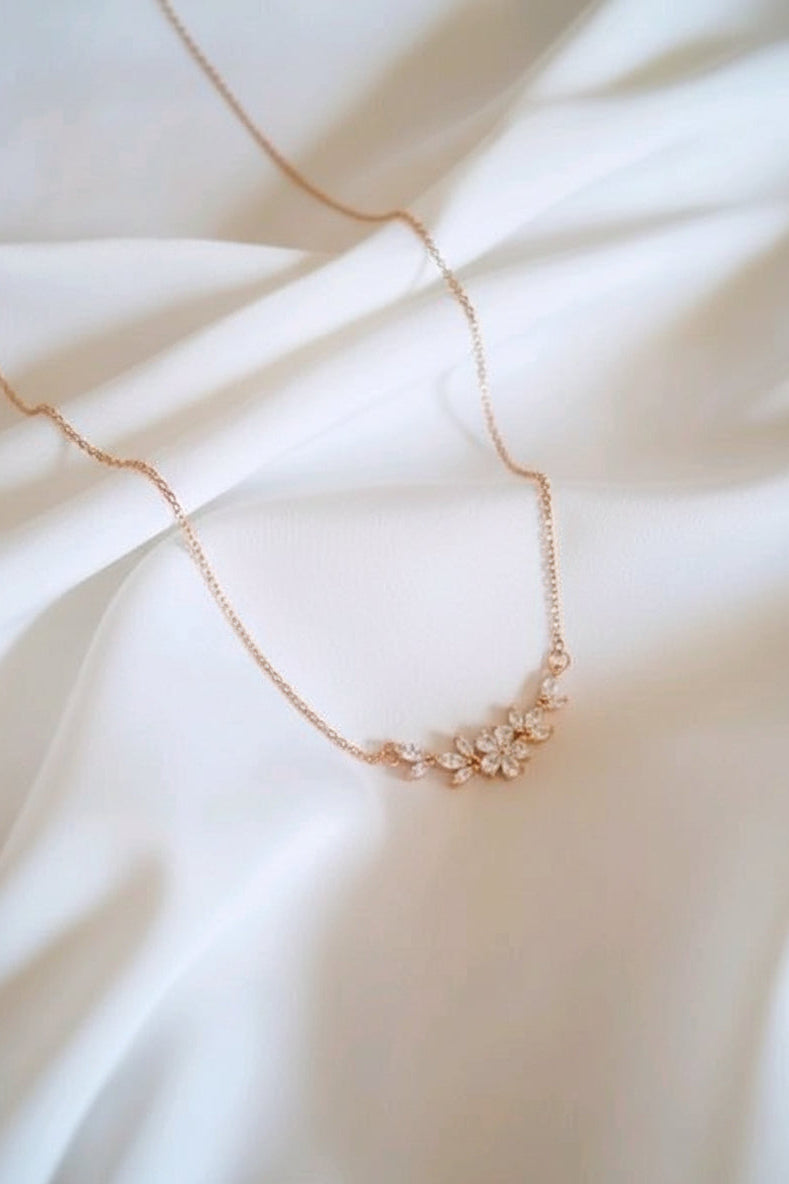 *Shimmering Graceful Women Necklaces &amp; Chains*