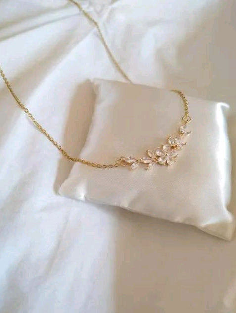 *Shimmering Graceful Women Necklaces &amp; Chains*